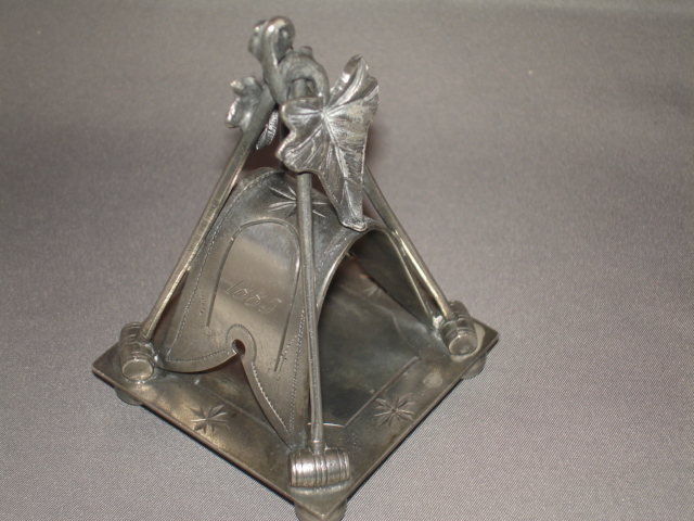 Figural napkin ring