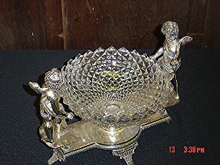 Silverplate 2 wing cherubs/clear bowl