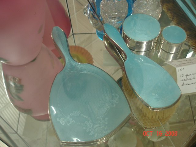 Dresser set